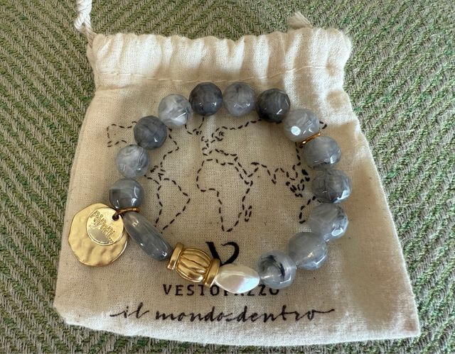 Pulsera perlas y piedras grises y doradas