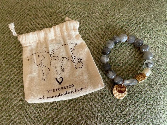 Pulsera perlas y piedras grises y doradas