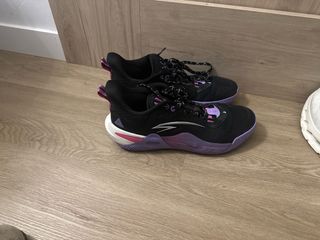 Zapatillas Baloncesto Negras y Moradas