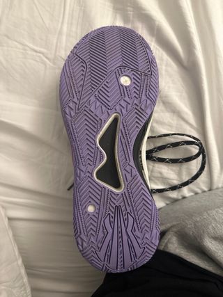 Zapatillas Baloncesto Negras y Moradas