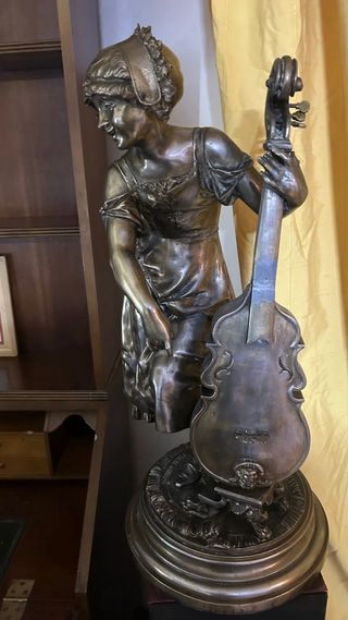 Figura de bronce niña con violín sellado certifica