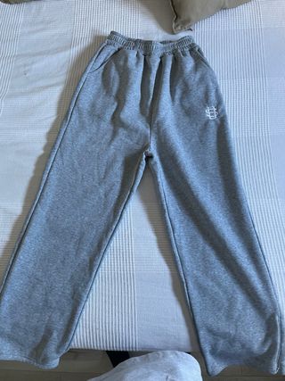 Pantalón chándal gris con logo