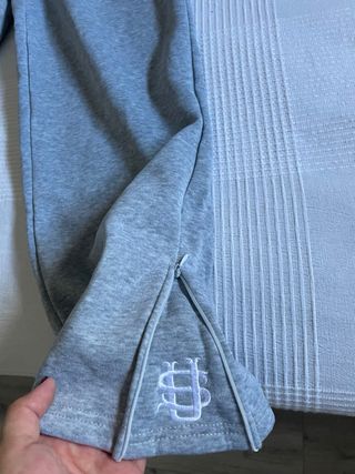 Pantalón chándal gris con logo