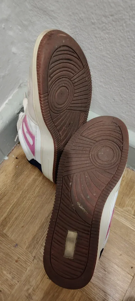 Zapatillas deportivas blancas y rosas