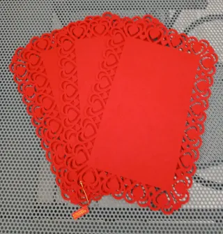 Set tovagliette rosse con bordi a cuori
