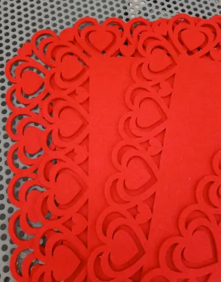 Set tovagliette rosse con bordi a cuori