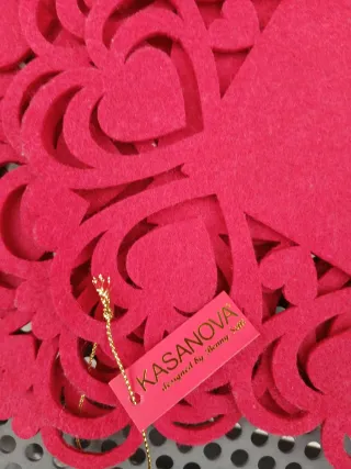 Set tovagliette rosse con bordi a cuori