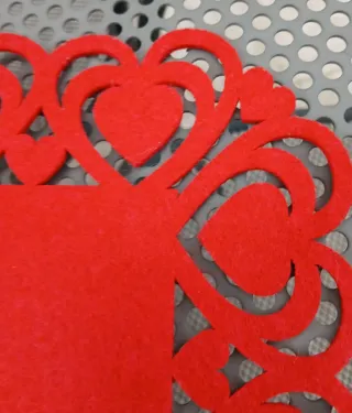 Set tovagliette rosse con bordi a cuori