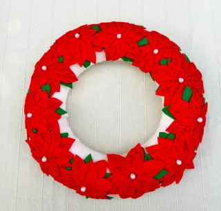 Ghirlanda natalizia con fiori rossi