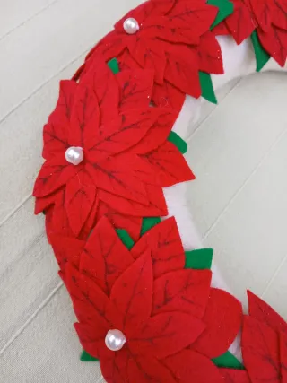 Ghirlanda natalizia con fiori rossi