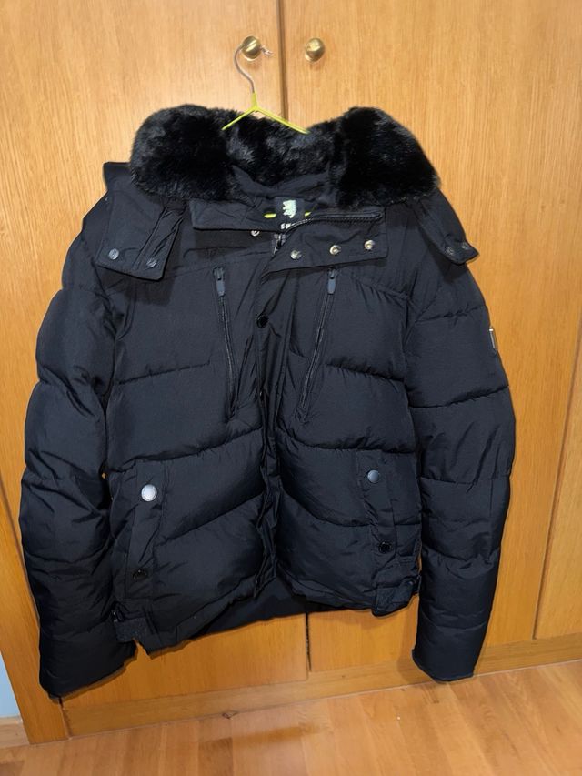 Abrigo negro con capucha y pelo