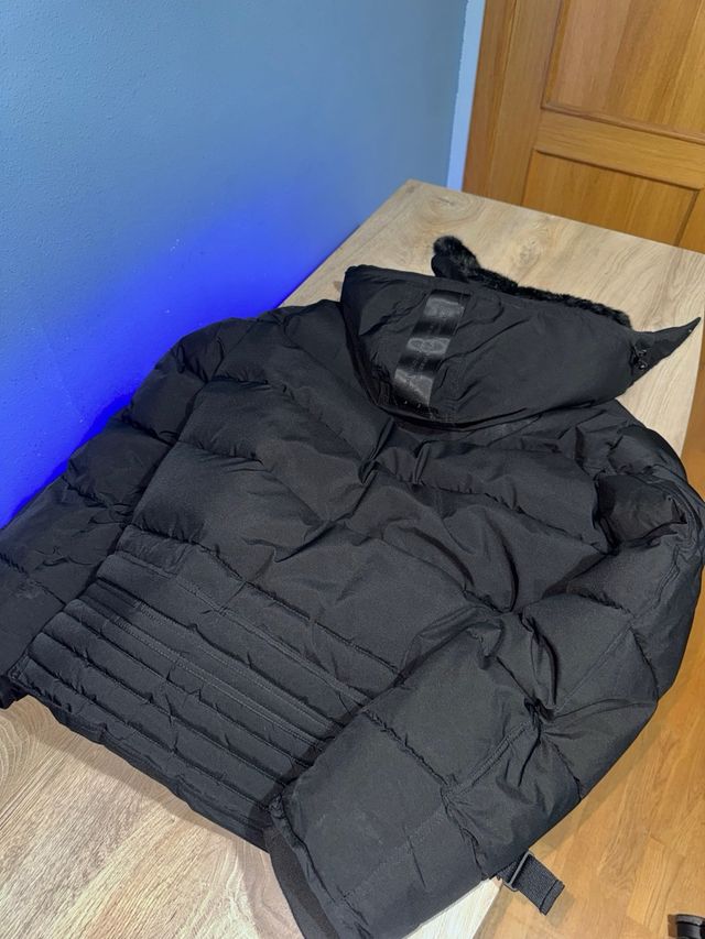 Abrigo negro con capucha y pelo