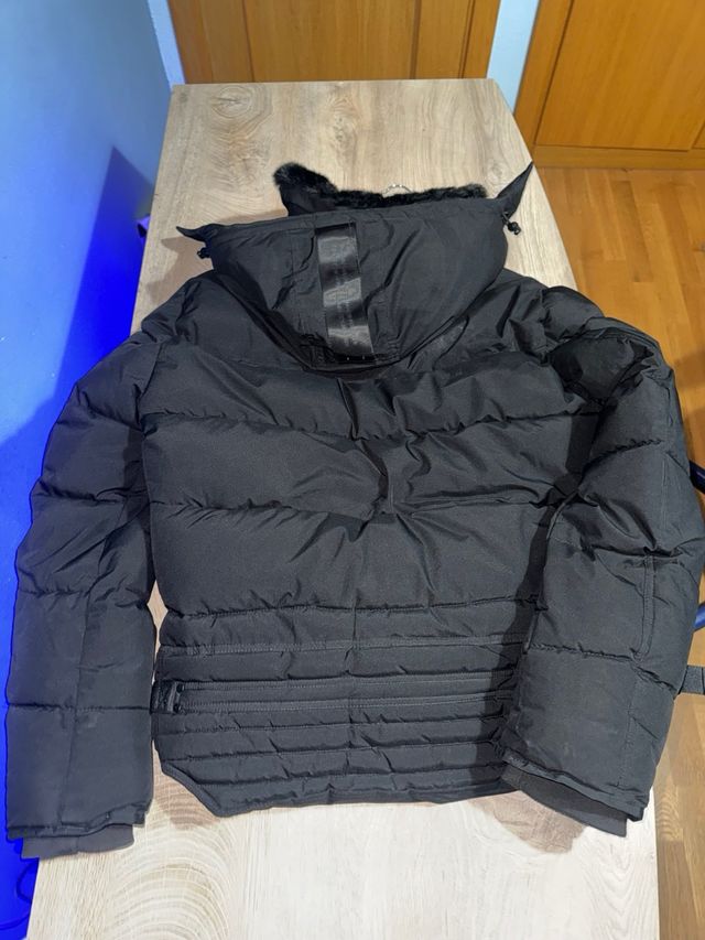 Abrigo negro con capucha y pelo