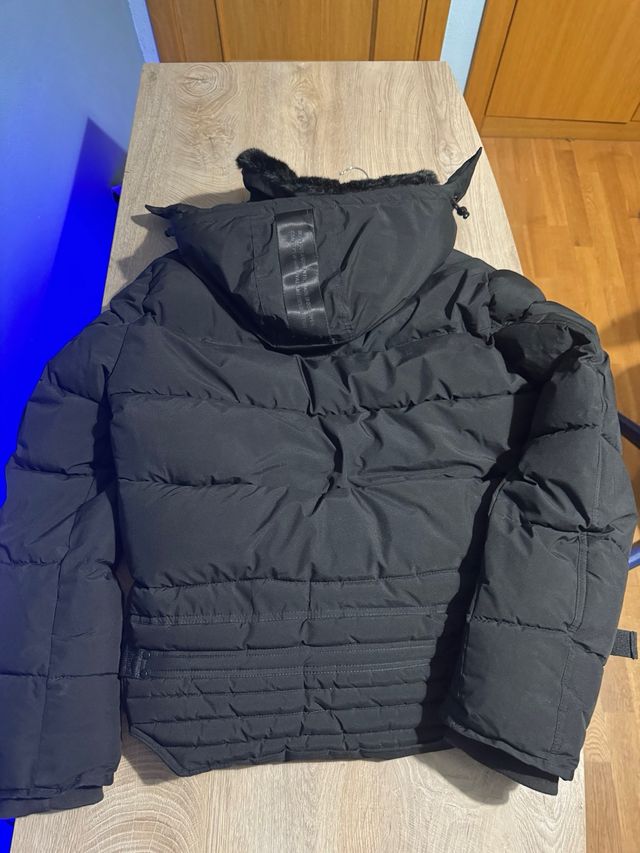 Abrigo negro con capucha y pelo