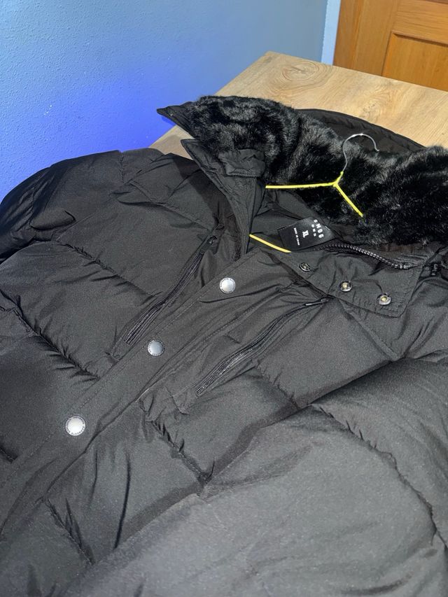 Abrigo negro con capucha y pelo