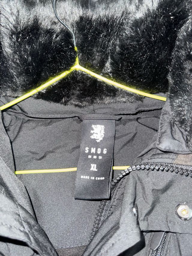 Abrigo negro con capucha y pelo