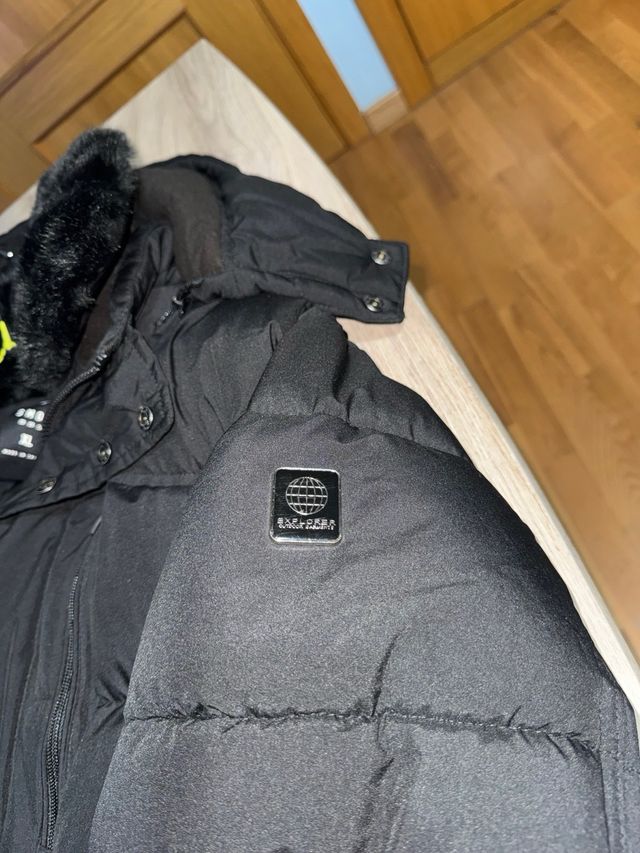 Abrigo negro con capucha y pelo