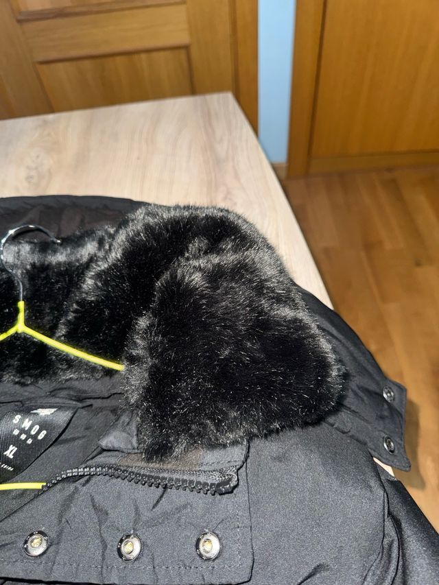 Abrigo negro con capucha y pelo