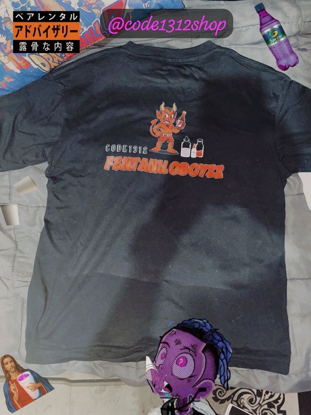 Camiseta Negra con Diseño Multicolor