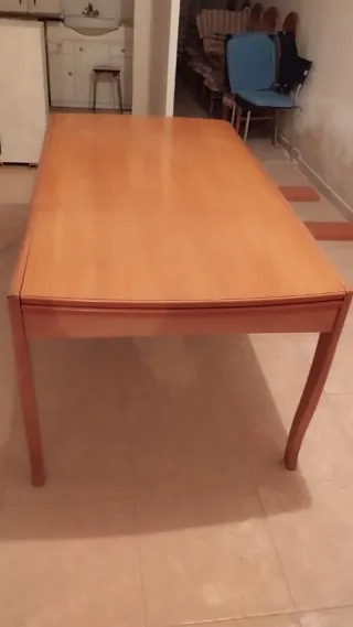 Mesa de comedor de madera