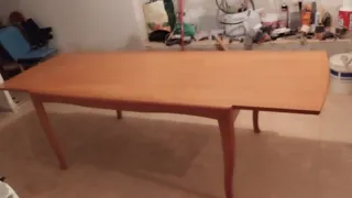 Mesa de comedor de madera