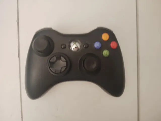 Xbox 360 con 2 mandos (negro y blanco)