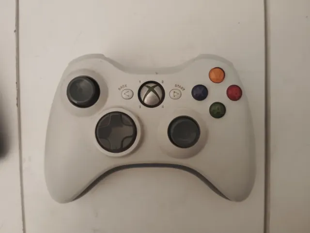 Xbox 360 con 2 mandos (negro y blanco)