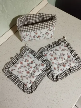 Set cucina: copriforno, runner, presine e cestino