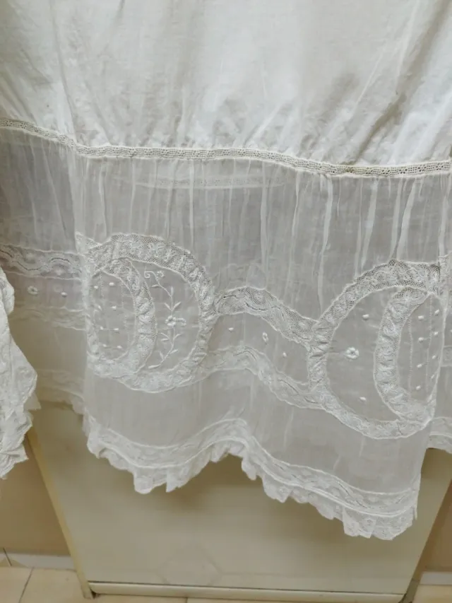 Camisón victoriano con encaje