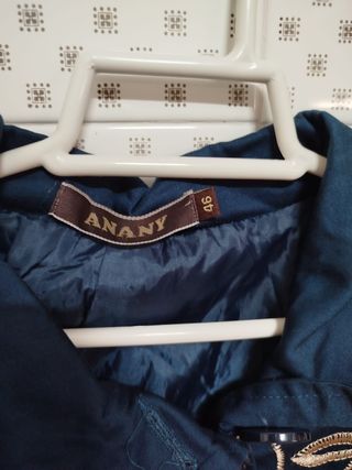 Gabardina azul Anany con bordado floral