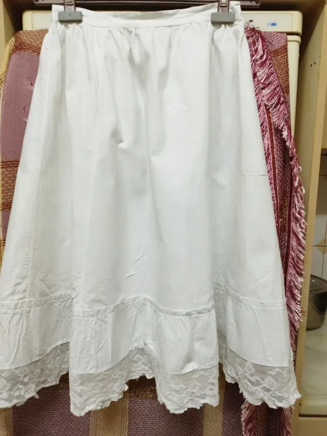 Antigua enagua con encaje