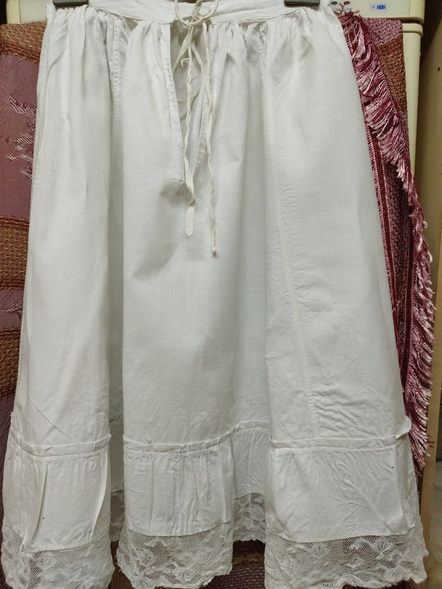 Antigua enagua con encaje