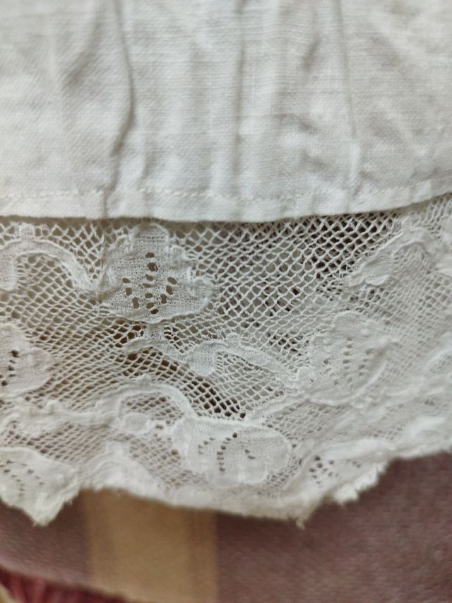 Antigua enagua con encaje