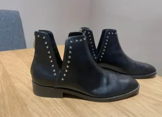 Botines negros con tachas