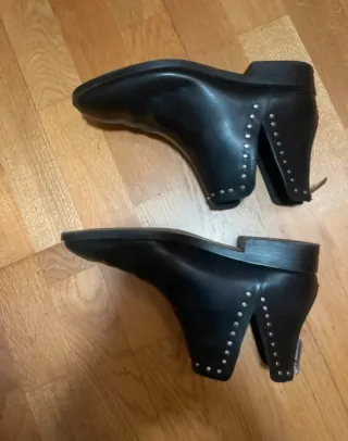 Botines negros con tachas