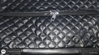 Bolso negro acolchado con cremallera