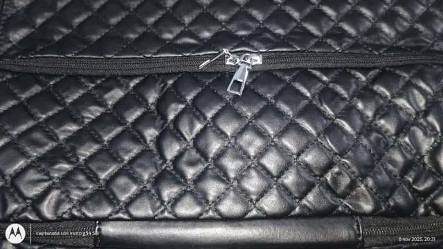 Bolso negro acolchado con cremallera