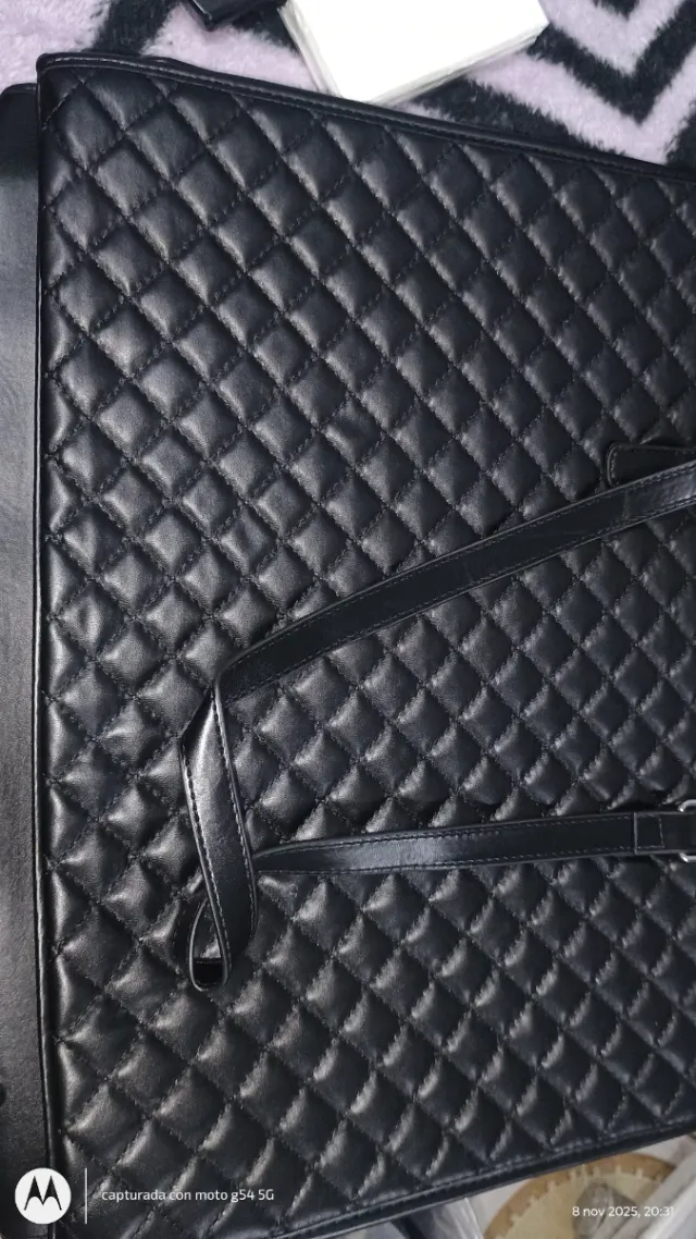 Bolso negro acolchado con cremallera