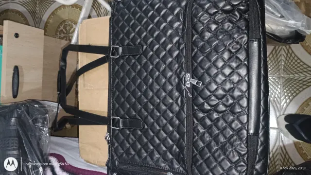 Bolso negro acolchado con cremallera