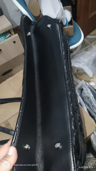 Bolso negro acolchado con cremallera