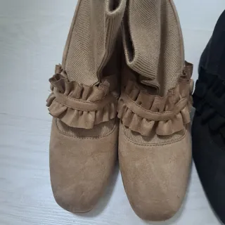 Due paia stivaletti donna camoscio tg.38