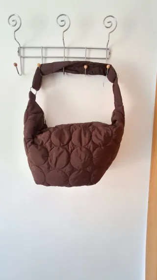 Bolso marrón acolchado