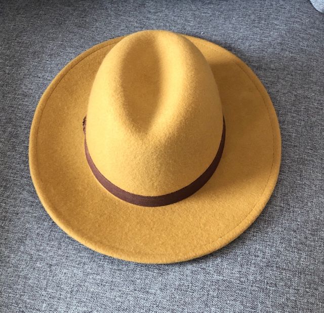 Sombrero ocre con etiqueta