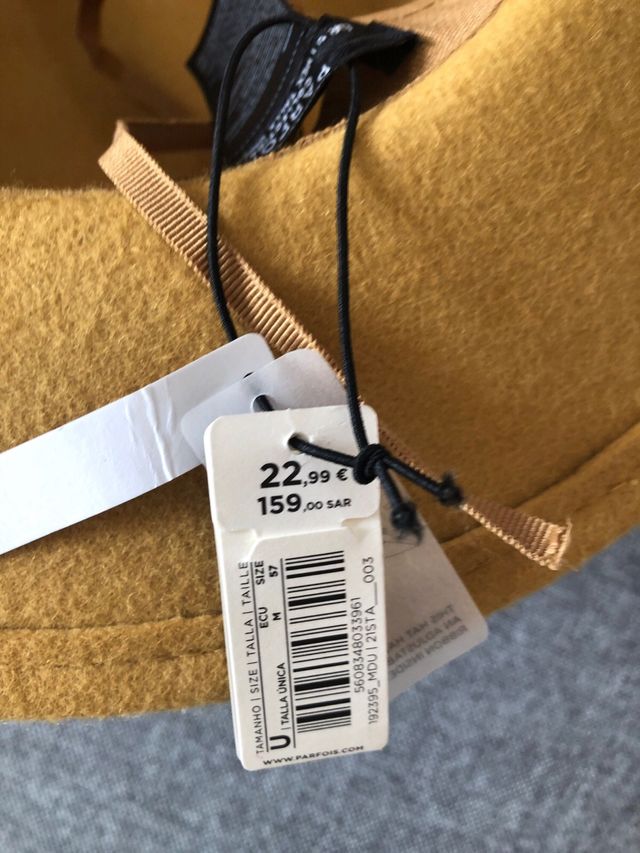 Sombrero ocre con etiqueta