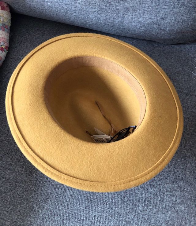 Sombrero ocre con etiqueta