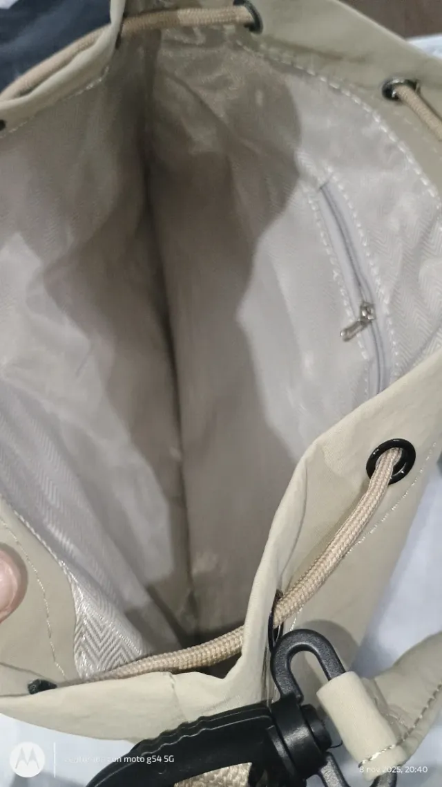 Bolso mochila beige con bolsillos