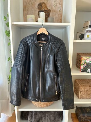 Cazadora efecto piel Zara Talla L