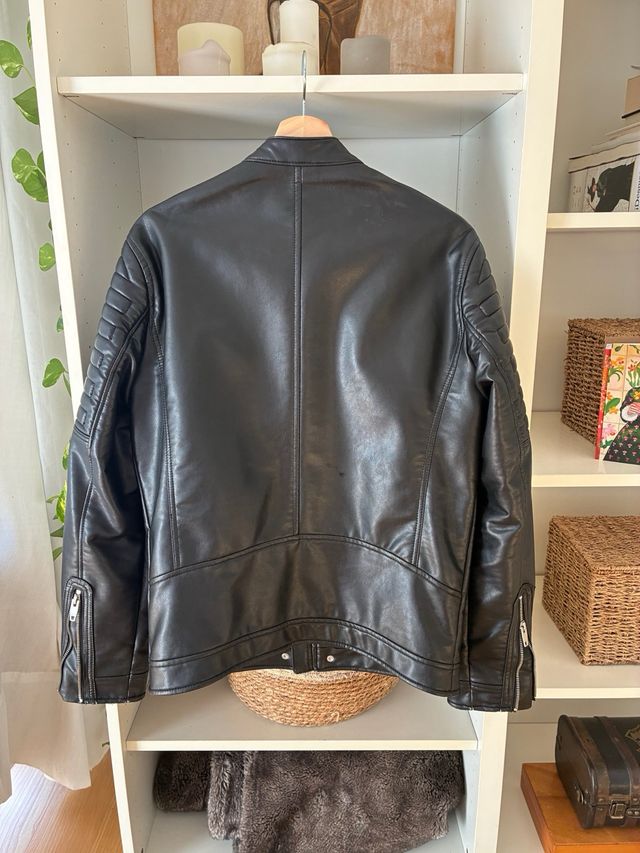 Cazadora efecto piel Zara Talla L