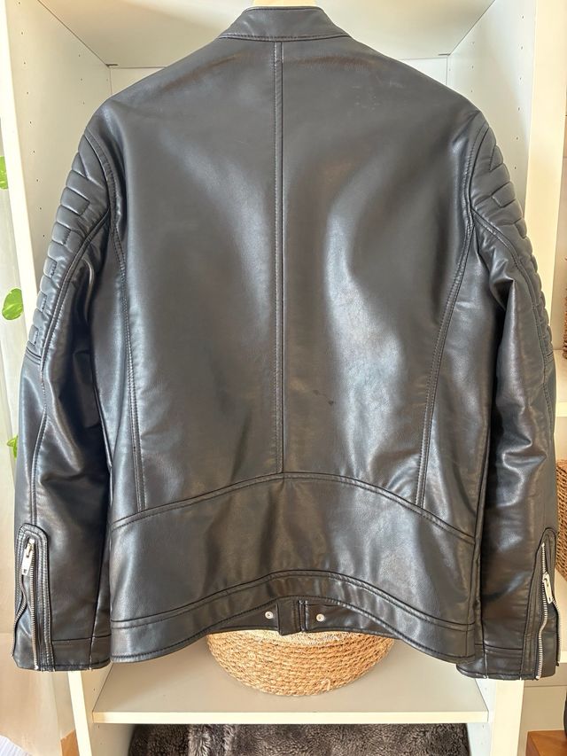 Cazadora efecto piel Zara Talla L