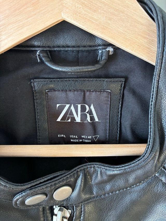 Cazadora efecto piel Zara Talla L